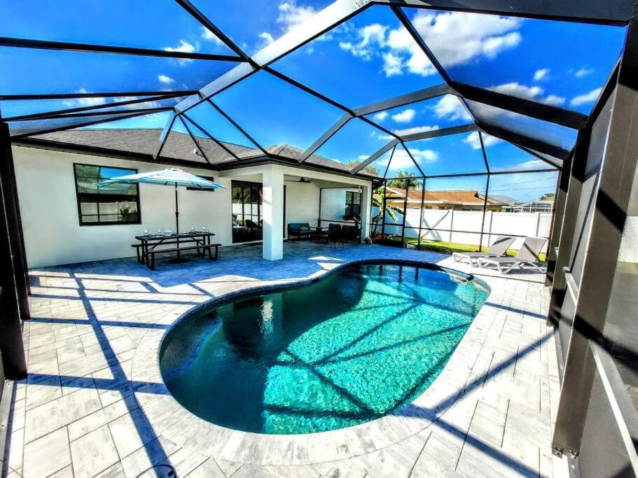 Blue Door Retreat - Luxury Pool Home - Sleeps 8 Cape Coral Dış mekan fotoğraf