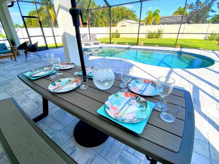 Blue Door Retreat - Luxury Pool Home - Sleeps 8 Cape Coral Dış mekan fotoğraf