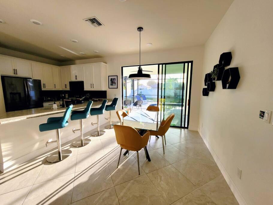 Blue Door Retreat - Luxury Pool Home - Sleeps 8 Cape Coral Dış mekan fotoğraf